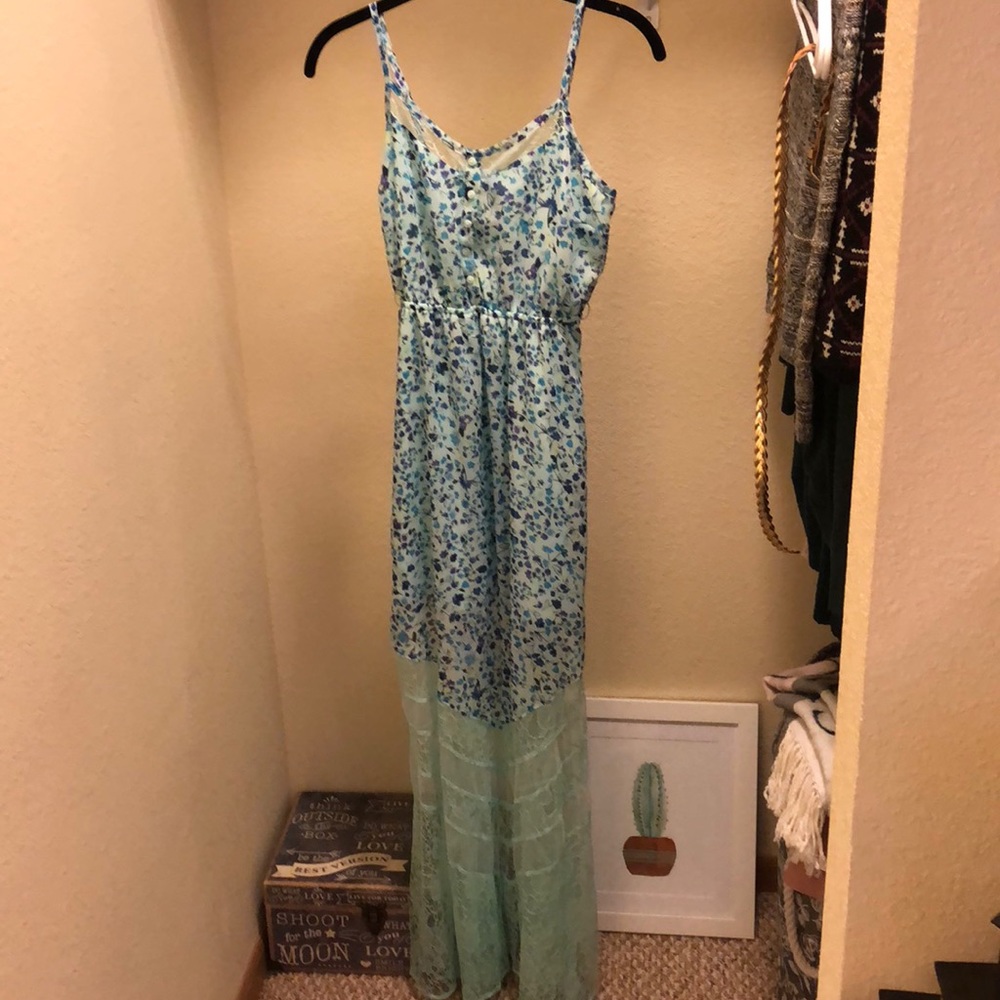Beautiful floral maxi dress (Belt not included)